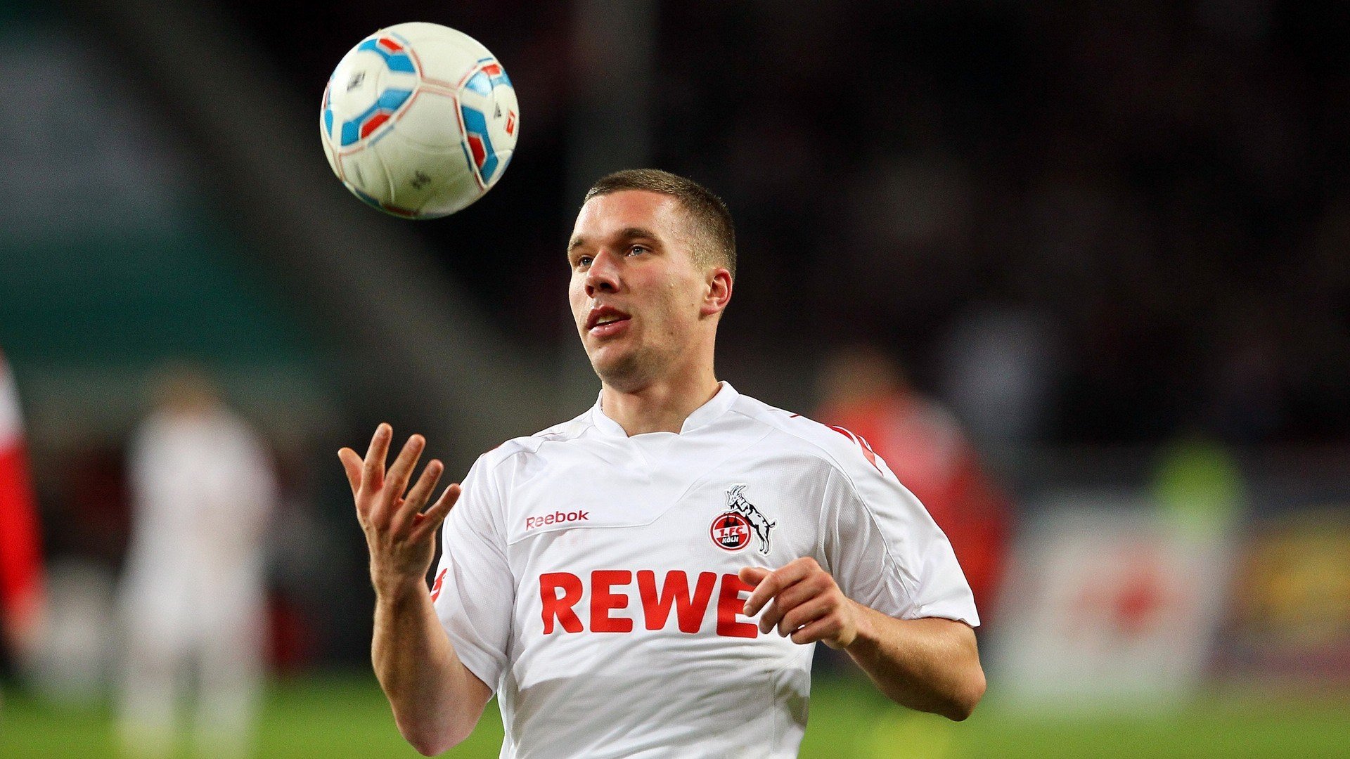 “足球产业链融资不断扩大，行业充满潜力”，足球产业相关上市公司