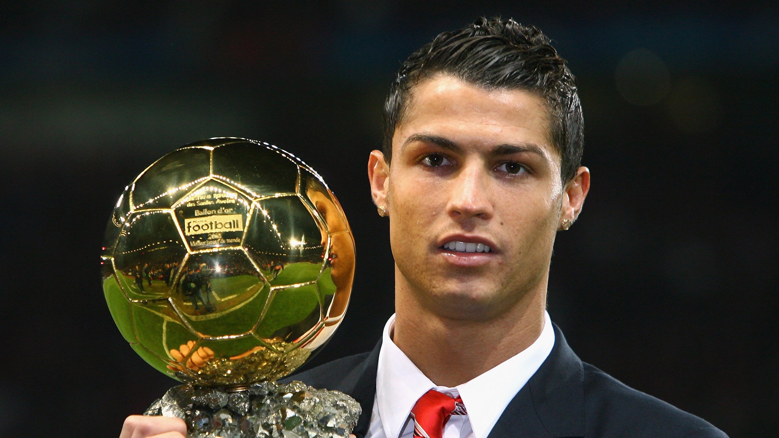 “足球公益月启动，推动全民参与足球运动”，足球公益活动标语